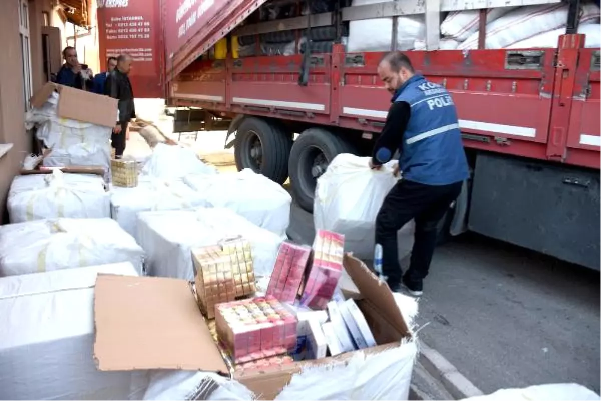 Tır\'daki Kına Paketlerinin Altında Kaçak Sigara Bulundu