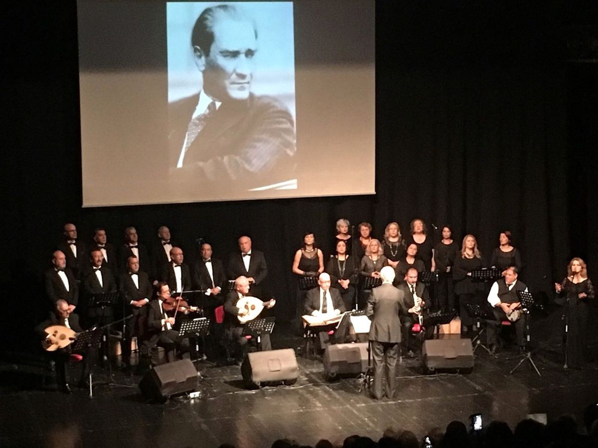 Ulu Önder Atatürk, Sevdiği Şarkıların Seslendirildiği Müzik Dinletisiyle Anıldı