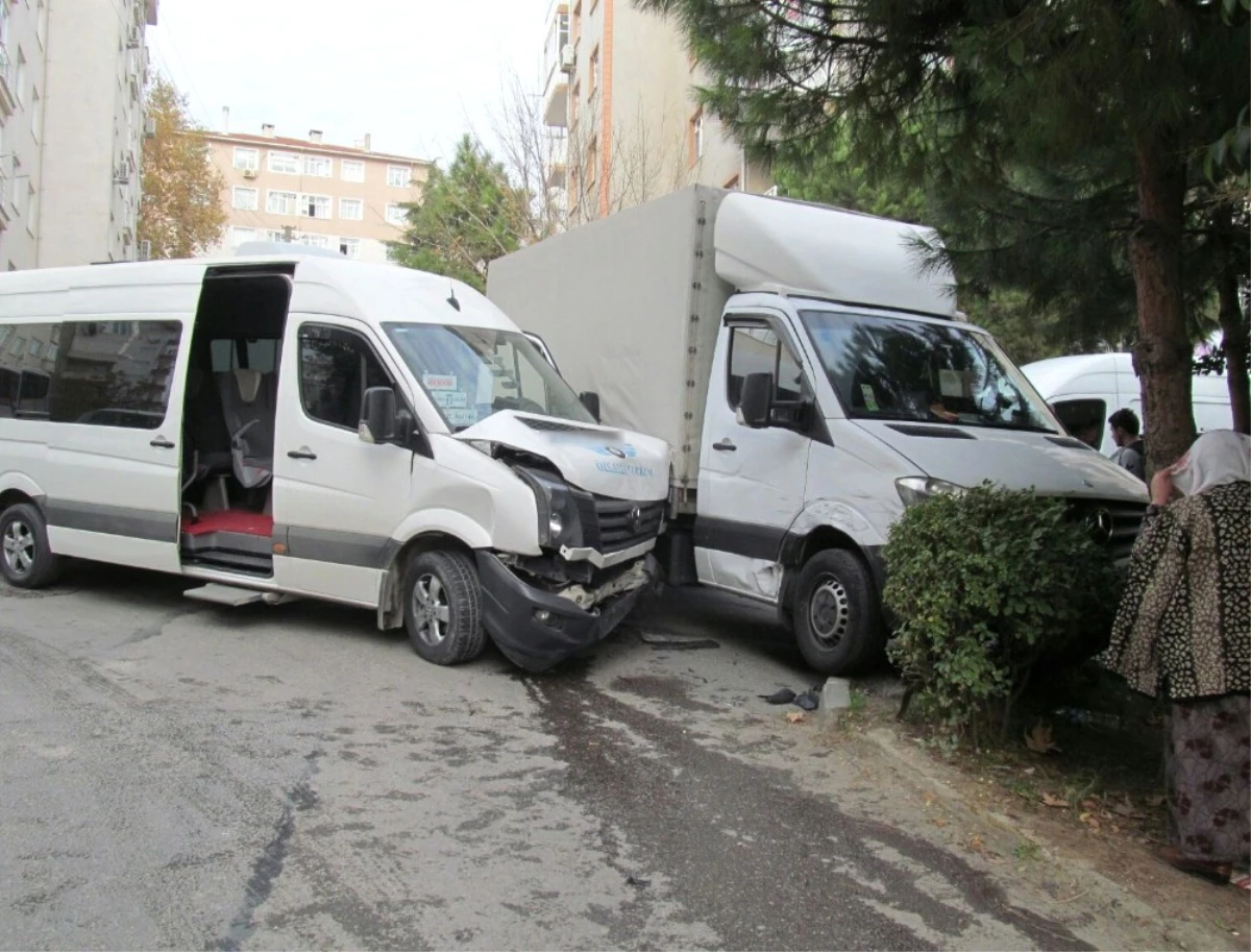Yabancı Plakalı Kamyonetle Servis Minibüsü Çarpıştı: 1 Yaralı