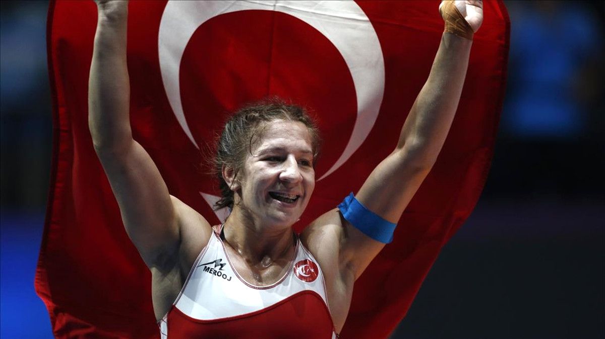 Yasemin Adar\'dan "Sahte Hesap" Açıklaması
