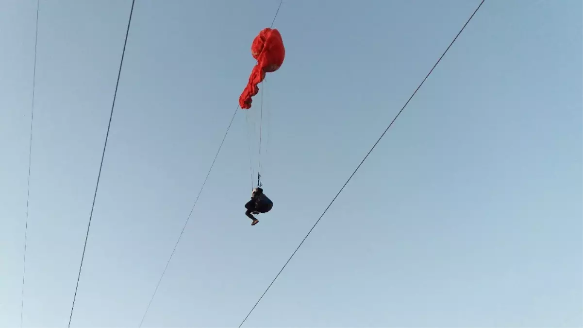 2 Saat Boyunca Yüksek Gerilim Hattında Mahsur Kaldı