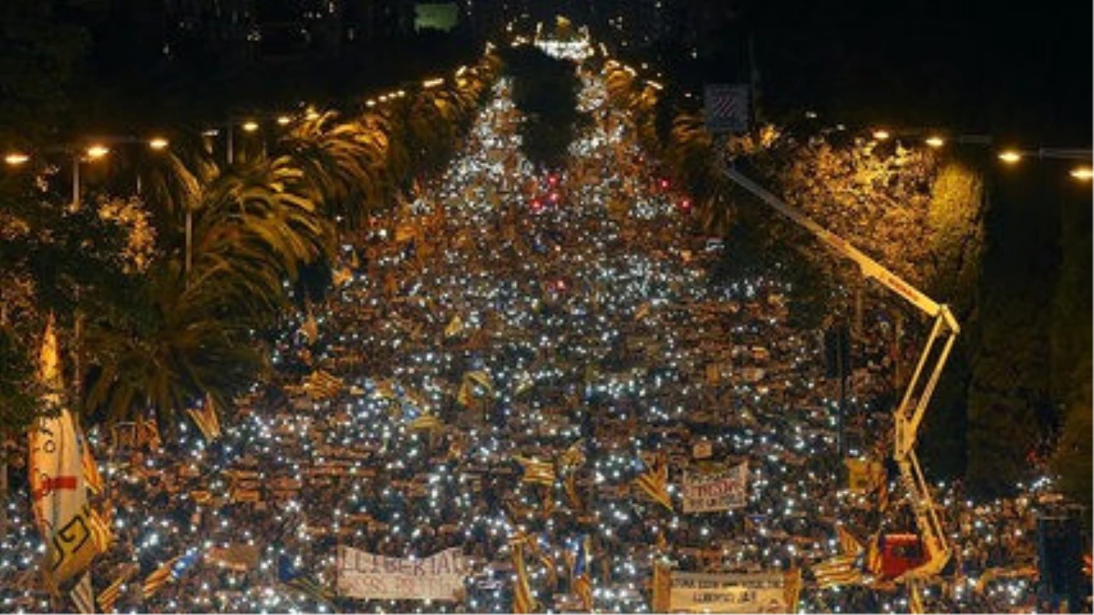 Barselona\'da Tutuklu Siyasiler İçin Dev Yürüyüş