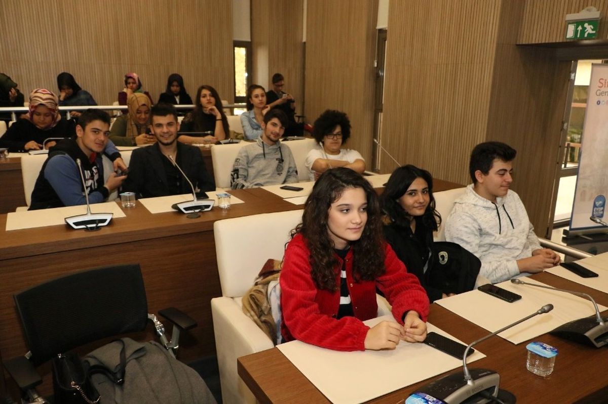 Başkan Aydın Gençlerin Sorularını Yanıtladı