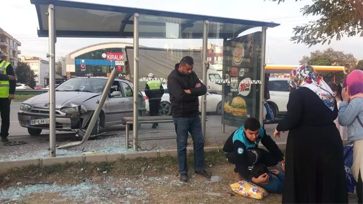 Bursa\'da Otomobil Otobüs Durağına Daldı: 2 Yaralı