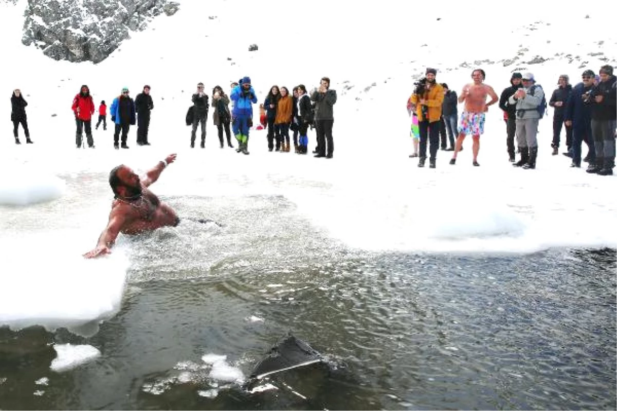 Buz Tutan Gölü Kırıp İçinde Yüzme Şenliği Düzenlediler