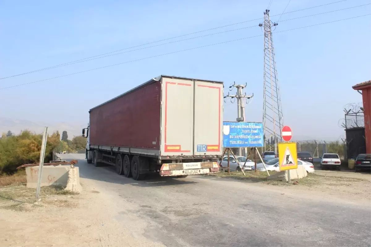 Denizli\'de \'Araç Geçişine Yasak\' Olan Trafiğe Açık Köprü Bilmecesi