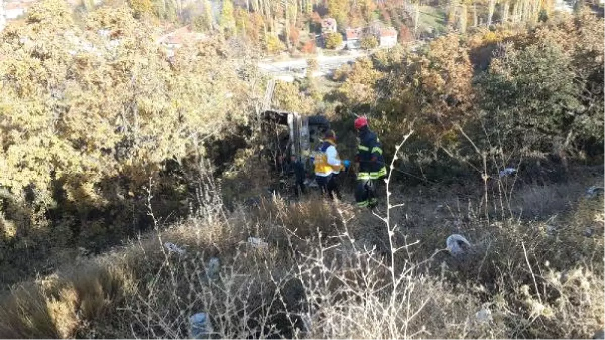 Freni Boşalan Tır\'ın Dorsesi Devrildi: 1 Ölü, 2 Yaralı