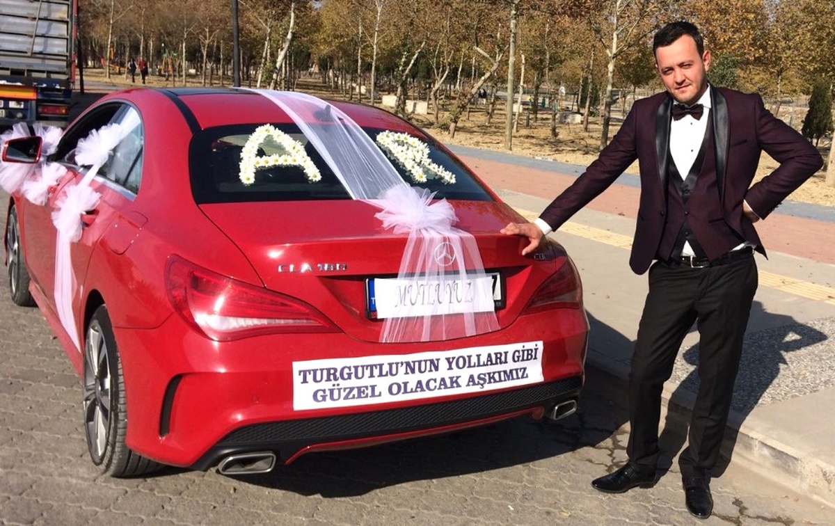 Gelin Arabasına "Turgutlu\'nun Yolları Gibi Güzel Olacak Aşkımız" Yazdırdı
