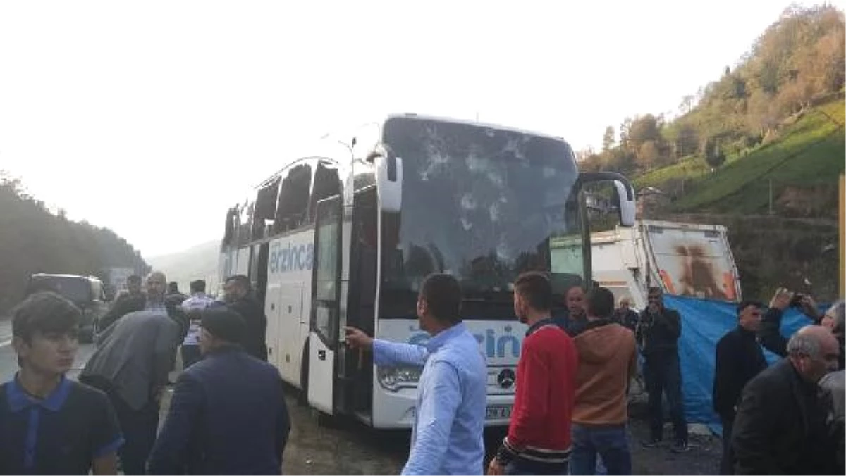 Hopa\'da Taraftar Otobüsüne Taşlı Saldırı