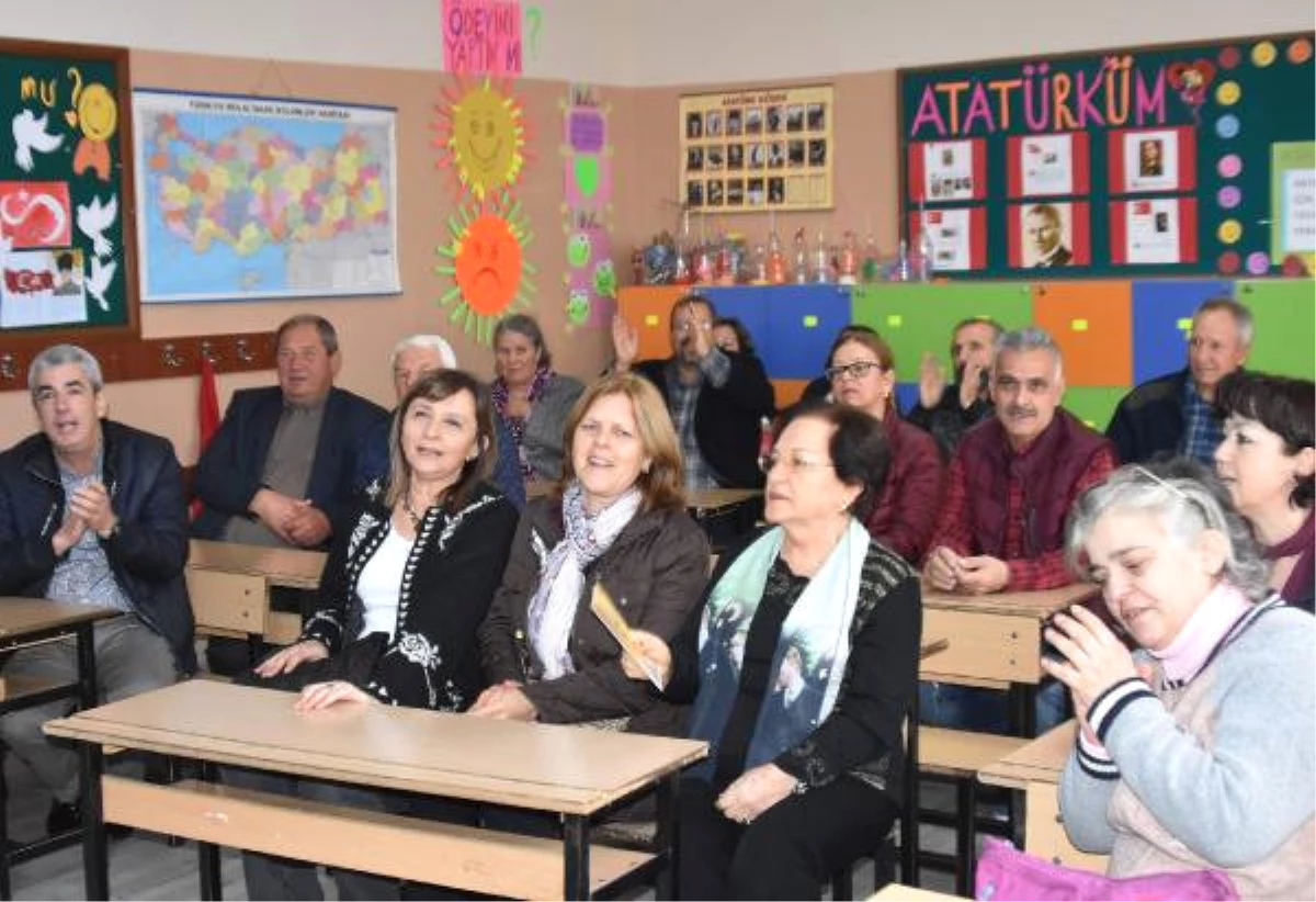 İlkokul Arkadaşları 42 Yıl Sonra Aynı Sıralarda Buluştu