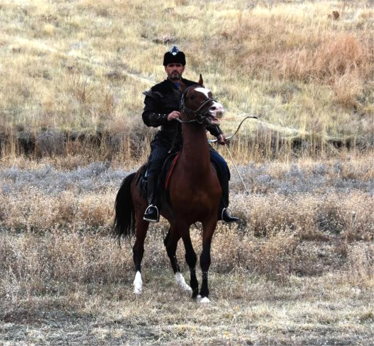 Karakoyunlu Türkmenleri, Gelenekleri Yaşatmak İçin Ok Atıp, At Binmeyi Öğretiyor