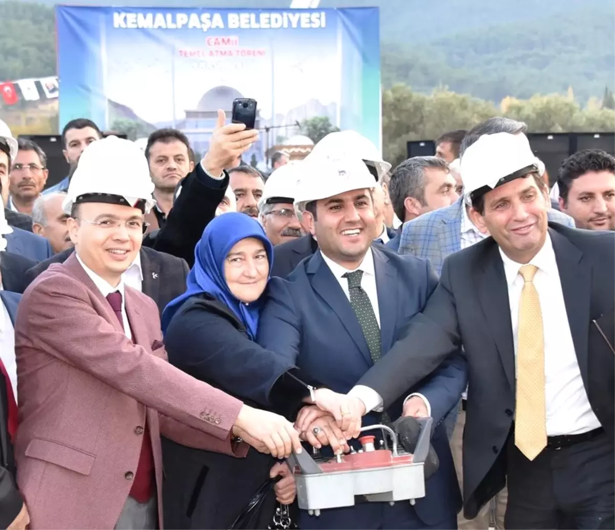 Kemalpaşa\'nın En Büyük Camisinin Temeli Atıldı