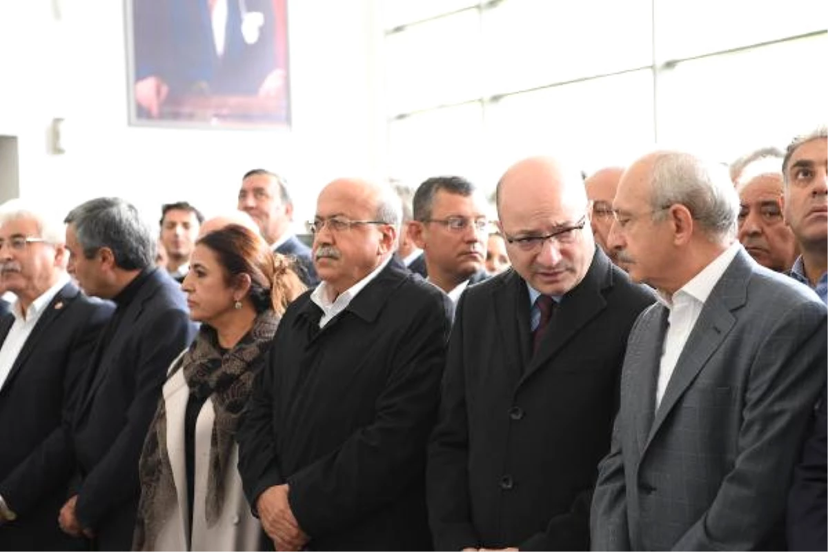 Kılıçdaroğlu, İlhan Cihaner\'in Ağabeyi Ayhan Cihaner\'in Cenaze Törenine Katıldı