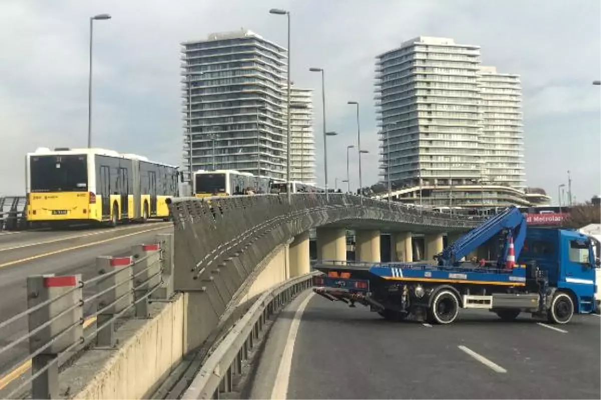 Metrobüslerden İnip Yürüdüler (1)