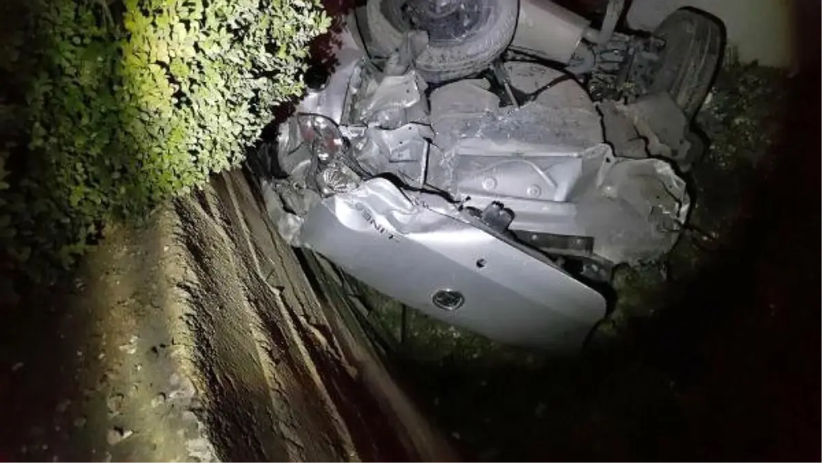 Otomobil, Apartmanın Bahçesine Uçtu: 2 Ölü, 1 Yaralı