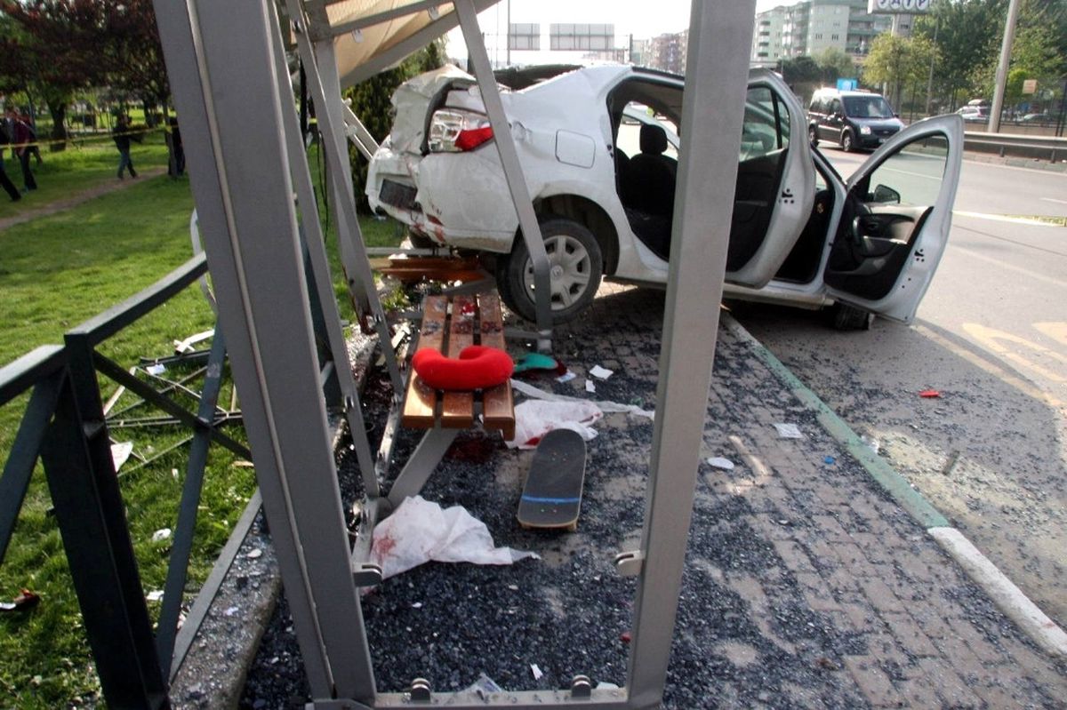 Otomobil Otobüs Durağına Daldı: 2 Yaralı
