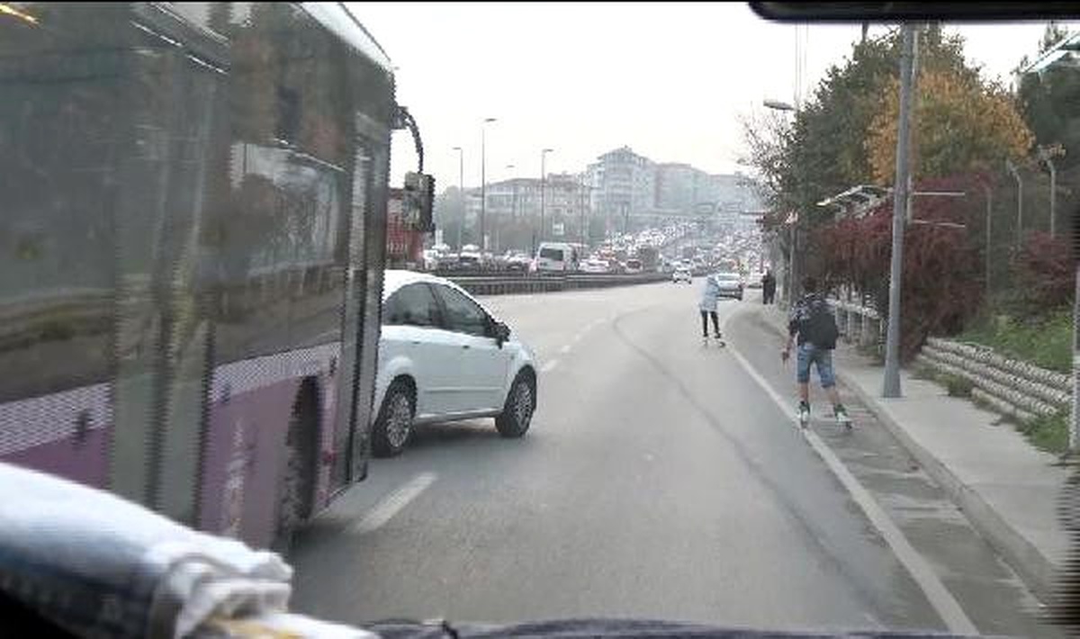 Patenli Öğrencilerin İett Otobüsü Arkasındaki Tehlikeli Yolculuğu