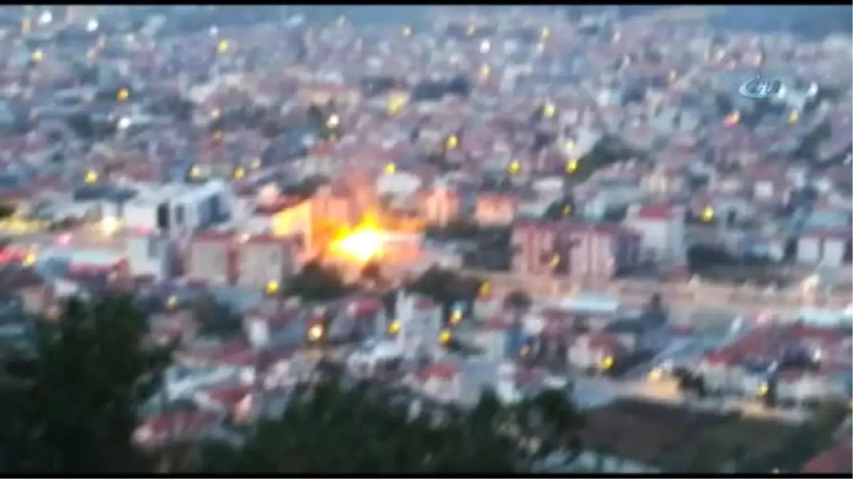 Petrol İstasyonunda Patlama... Bölgeden Dumanlar Yükseliyor