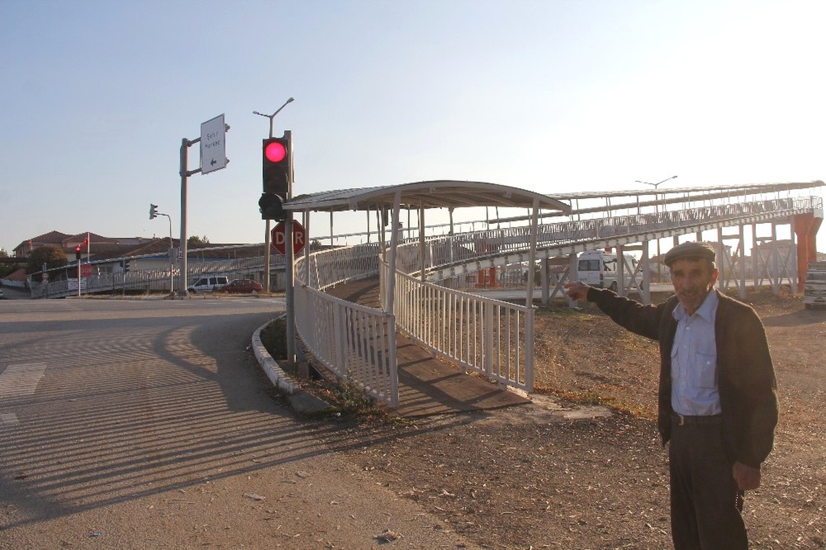 Şarkışlalılar 200 Metre Uzunluğundaki Yaya Üst Geçidi Yerine Alt Geçit Yapılmasını İstiyor