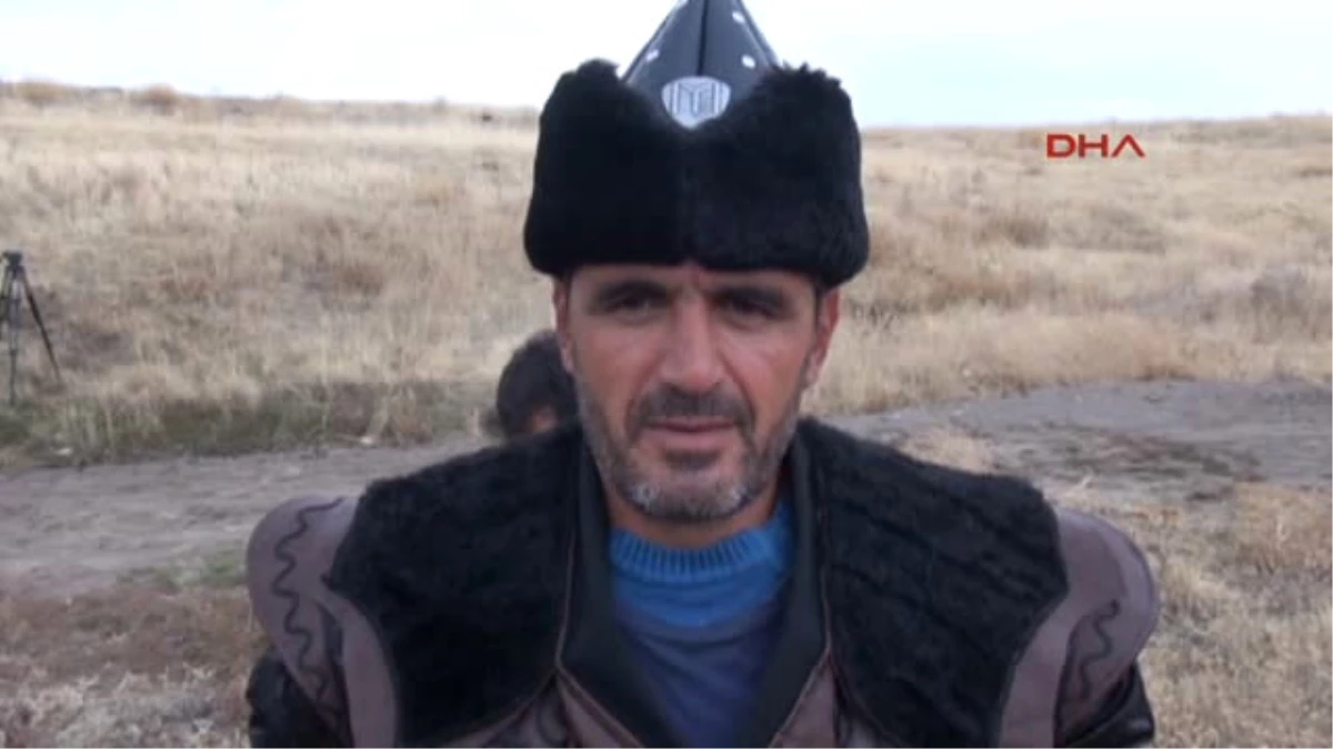 Van Karakoyunlu Türkmenleri, Gelenekleri Yaşatmak İçin Ok Atıp, At Binmeyi Öğretiyor