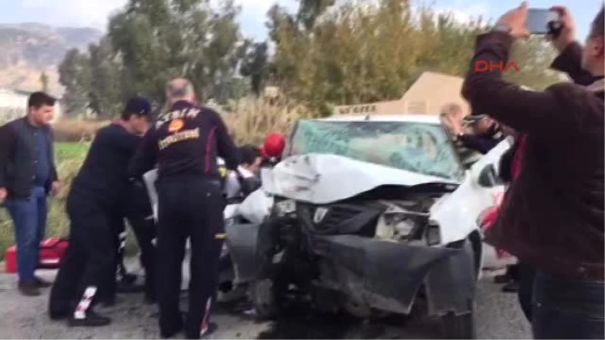 Aydın Otomobilde Sıkışan İki Kişi Yaralandı