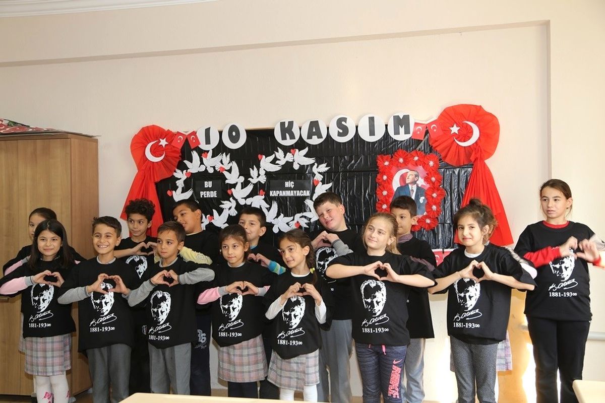 Başkan Özakcan\'dan Efelerli Miniklere Anlamlı Hediye
