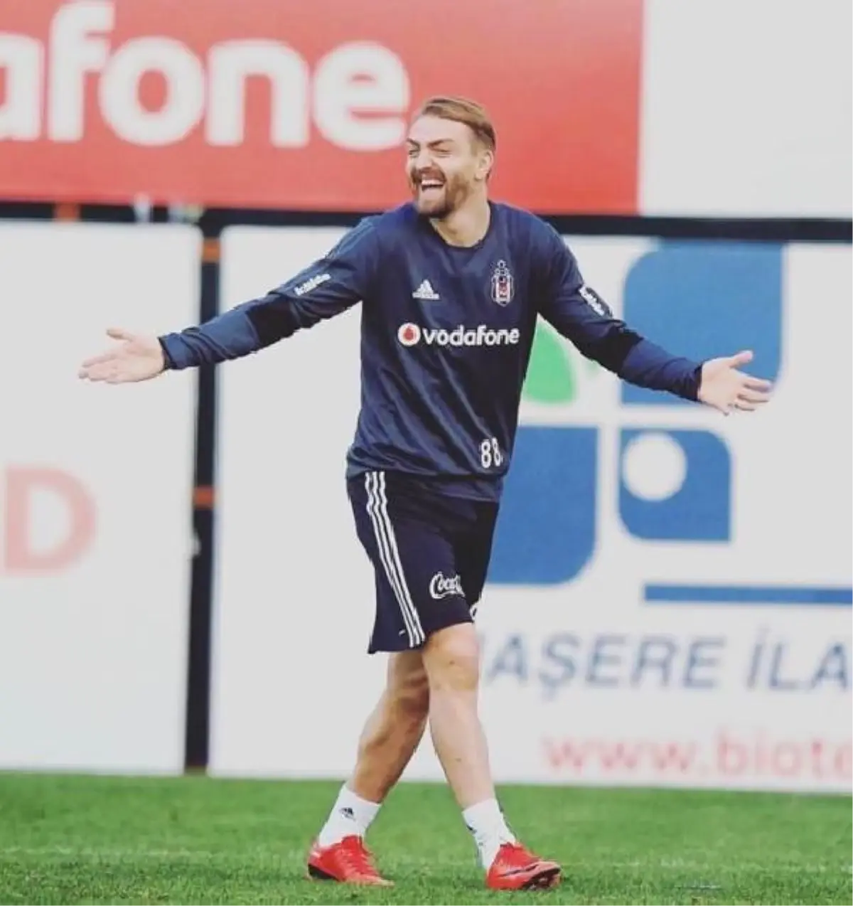 Caner Erkin: "Gülmek, Kana En Hızlı Karışan İlaçtır"