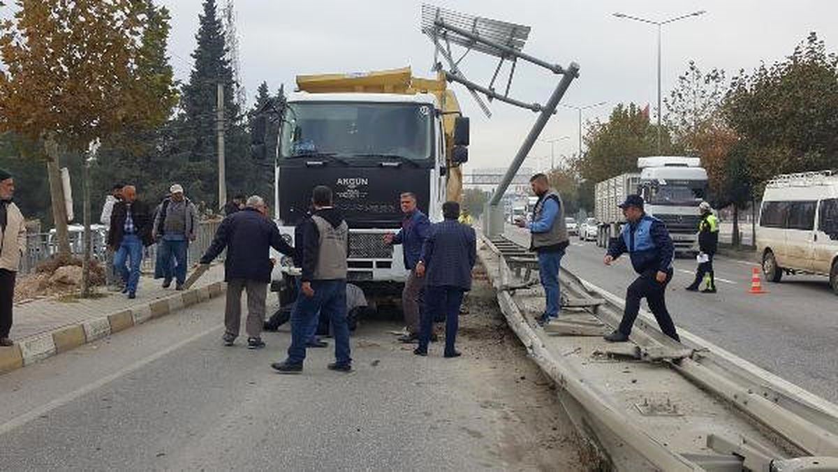 Damperi Açılan Kamyon Yön Levhasına Çarptı