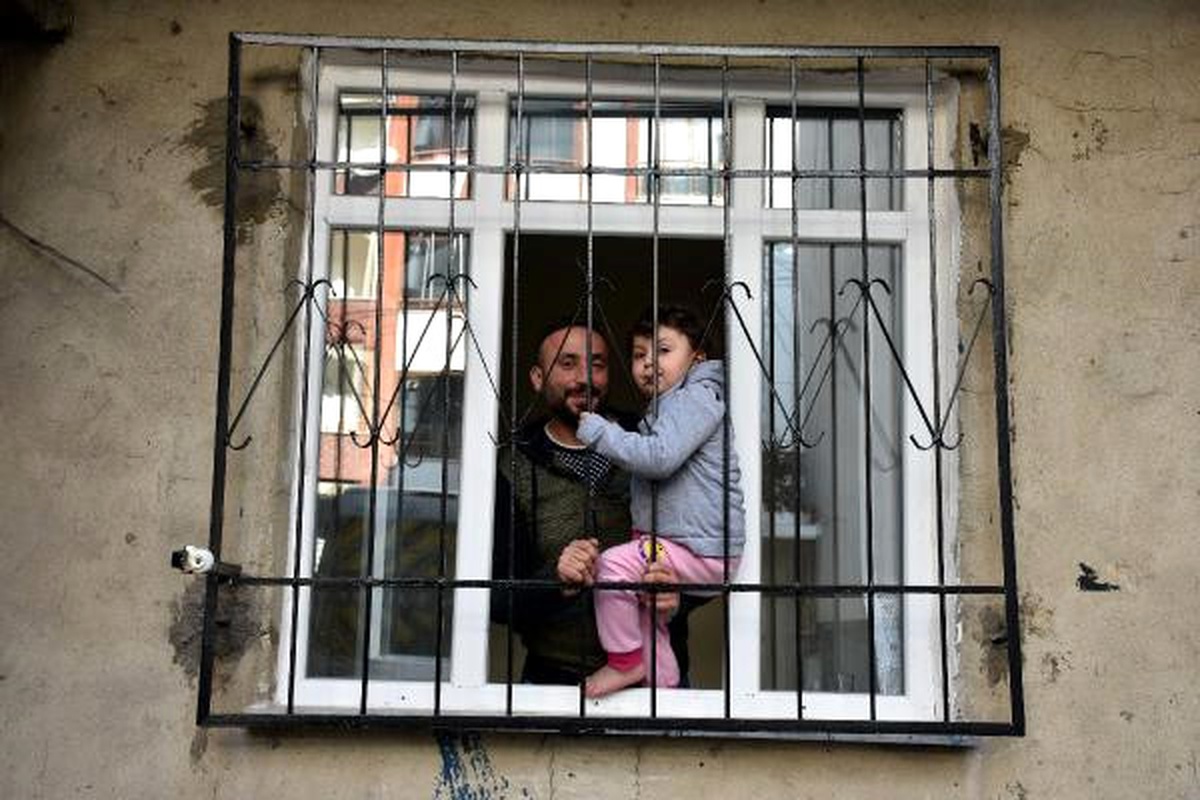 Demir Korkuluklara Kafası Sıkışan 3 Yaşındaki Hazal\'ı İtfaiye Kurtardı