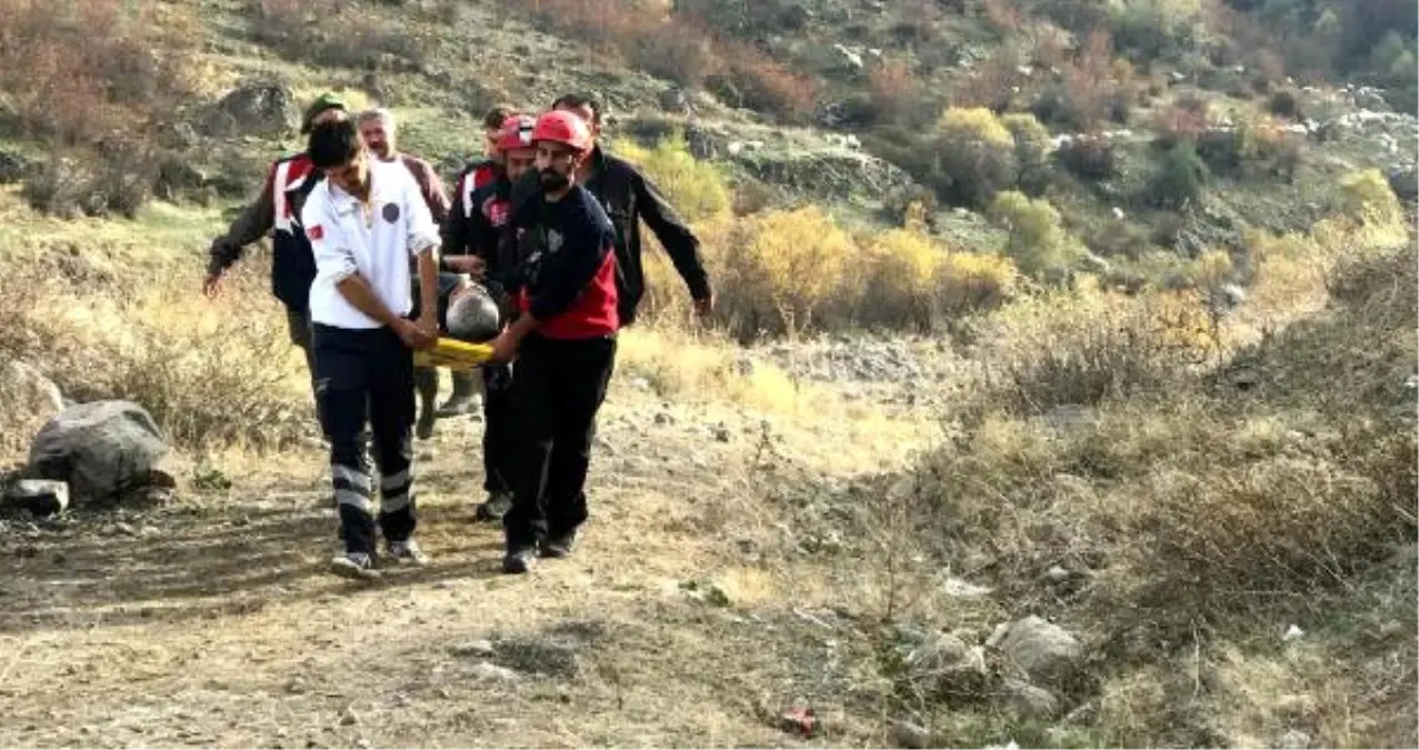 Derede Mahsur Kalan Balıkçıyı Umke Kurtardı