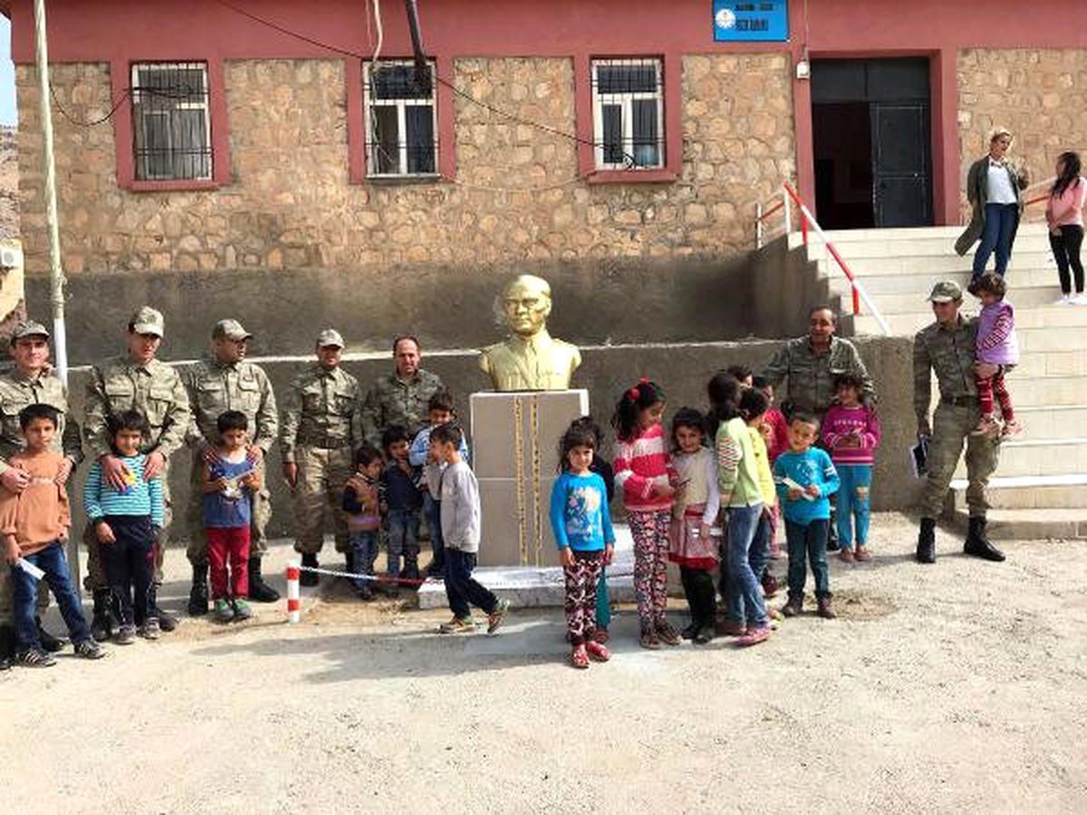 Derik\'te Askerlerin Onardığı Atatürk Büstü, Köy Okulundaki Yerine Konuldu