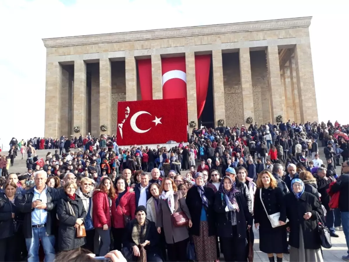 Efeler Belediyesi, Şehit ve Gazi Ailelerini Ata\'nın Huzuruna Çıkarttı