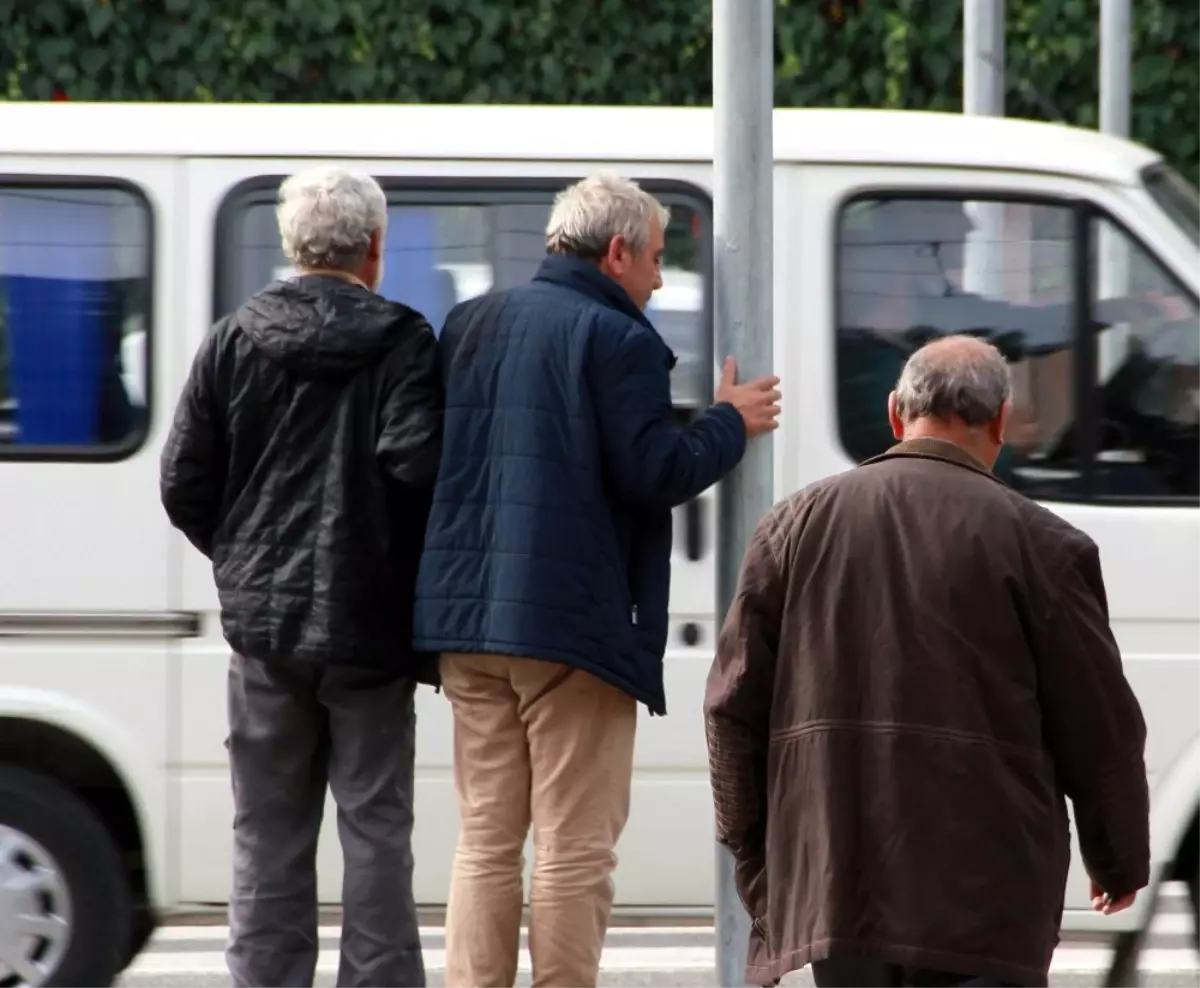 Elektrik Direğini "Canım Benim" Diye Sevdi