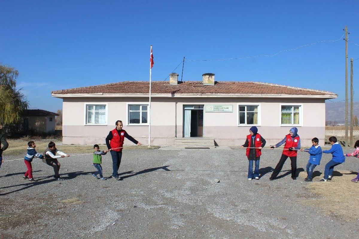 Gençler Okul Boyadı