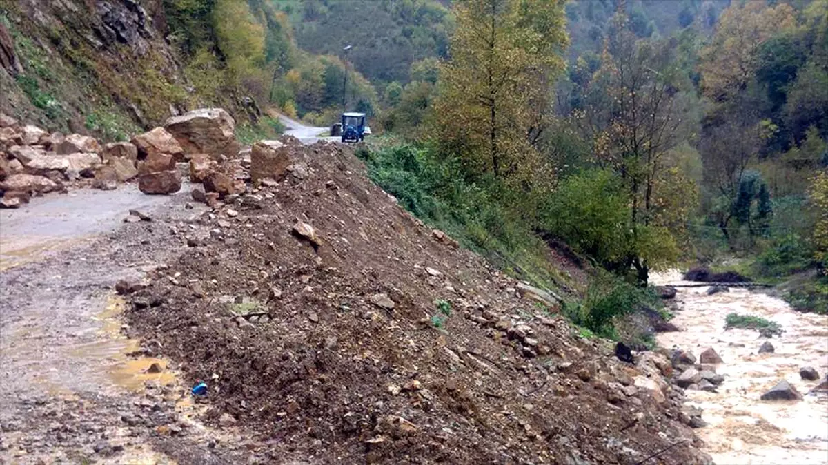 Gümeli\'de Heyelanın Ardından Yol Trafiğe Açıldı