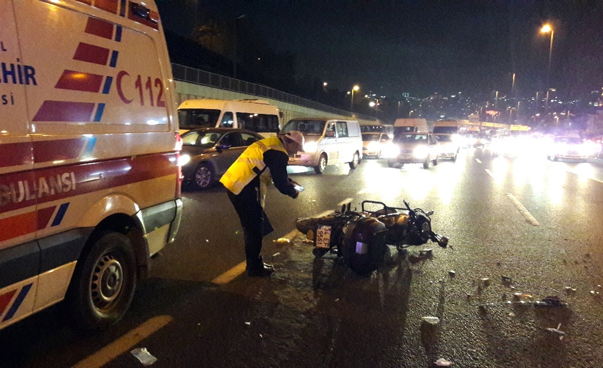 Haliç Köprüsü\'nde Motosiklet Otomobile Çarptı: 2 Yaralı