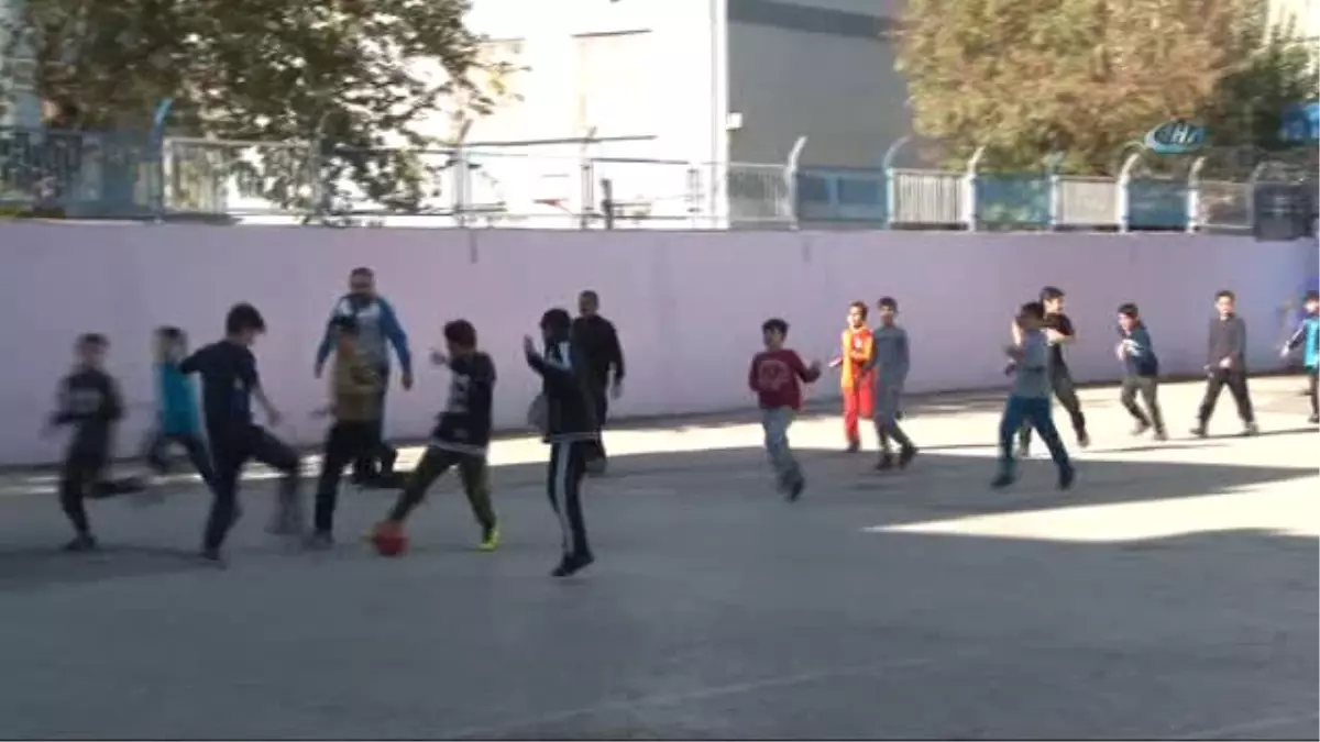 Her Şeyi Devletten Beklemedi 51 Okula Spor Malzemesi Ulaştırdı