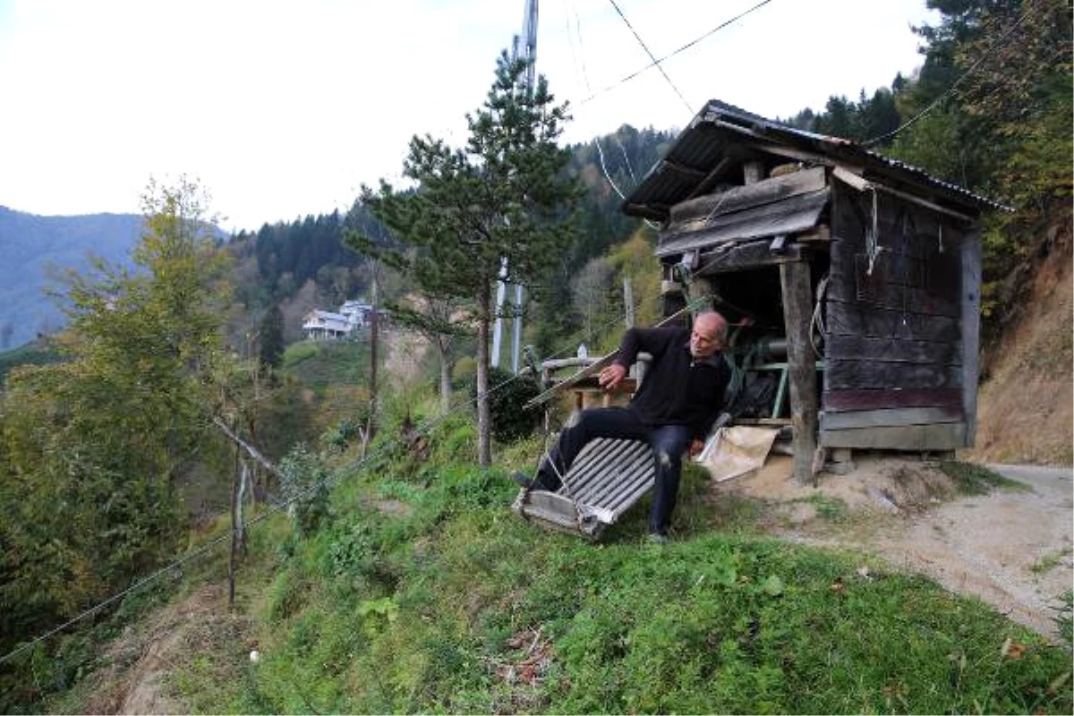 Heyelan Tehditi Altındaki Evlerine Ulaşımı İlkel Teleferikle Sağlıyorlar