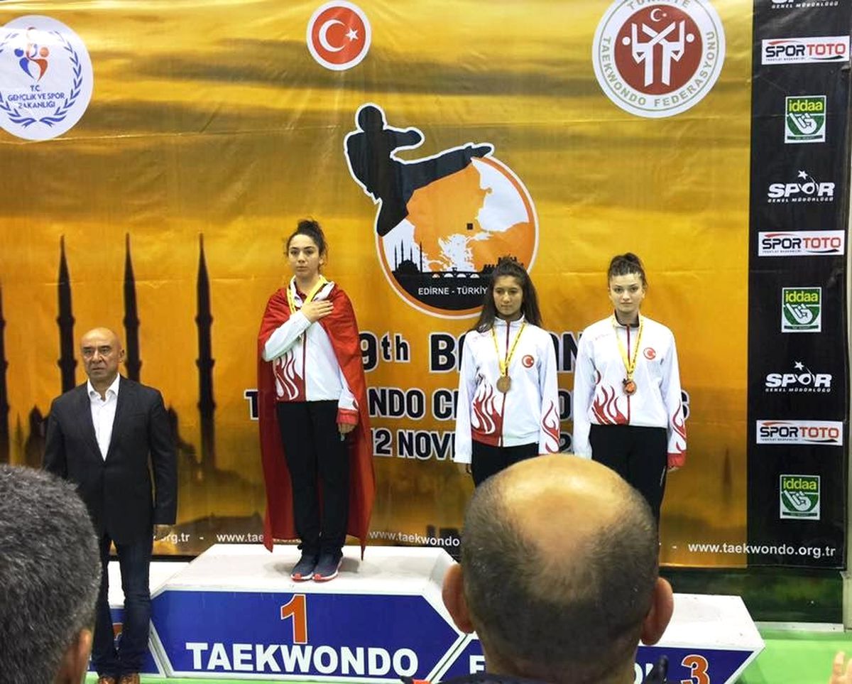 Hümeyra Beşer Madalyayla Döndü