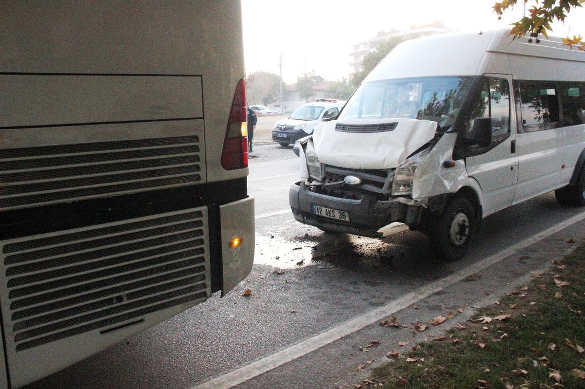 İşçi Taşıyan Servisler Çarpıştı: 8 Yaralı