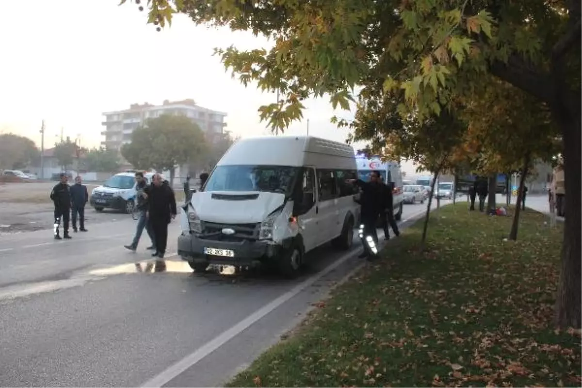 Konya\'da 2 İşçi Servisi Çarpıştı: 8 Yaralı