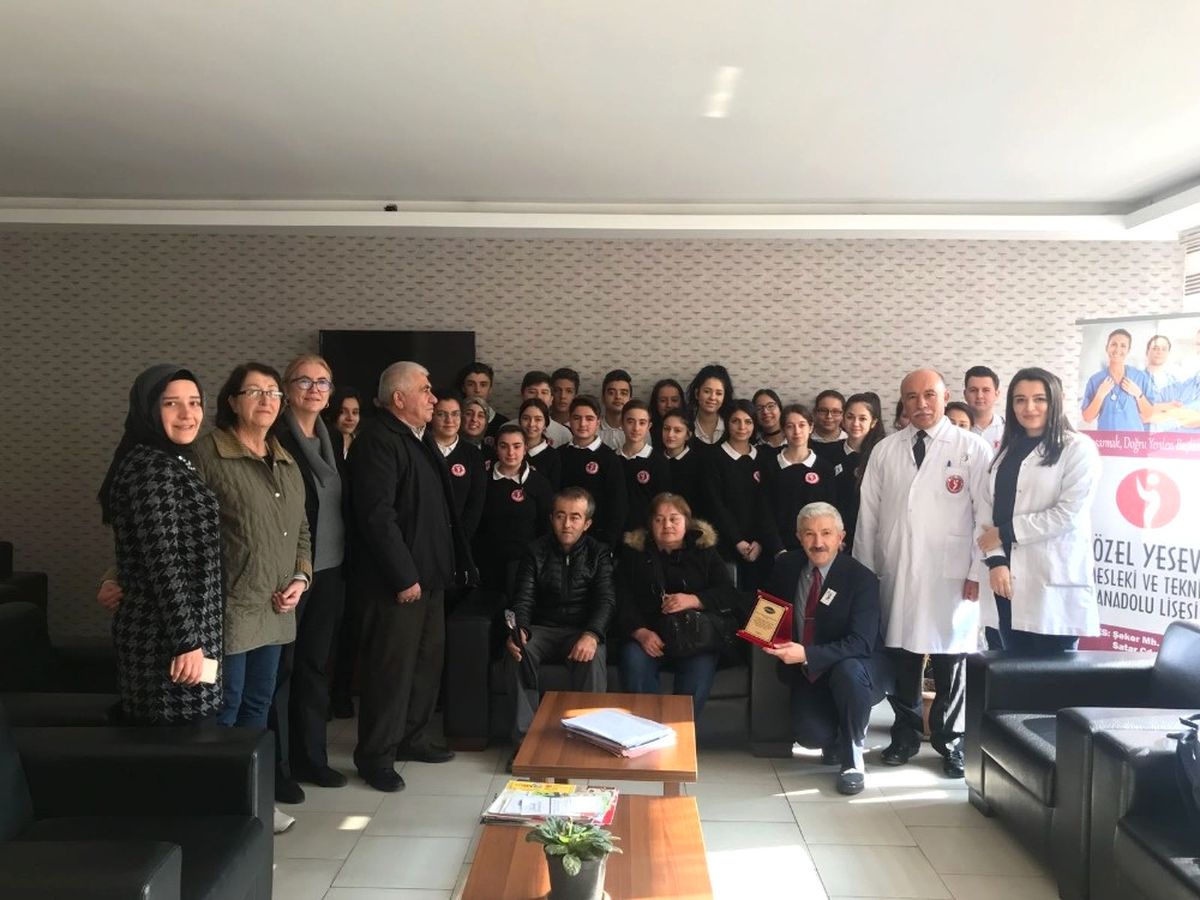 Liseli Gençler Topladıkları 200 Kilo Kapağı Görsem\'e Teslim Etti