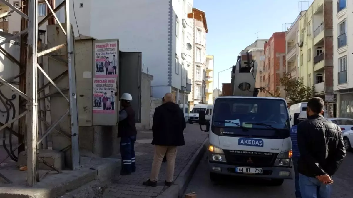 Mahalle Sakinlerinden Elektrik Dağıtım Şirketine Tepki