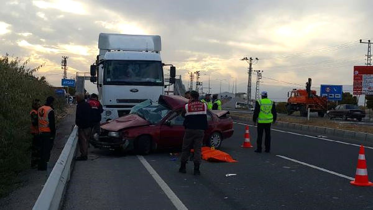 Malatya\'da Kamyon Otomobile Çarptı: 2 Ölü
