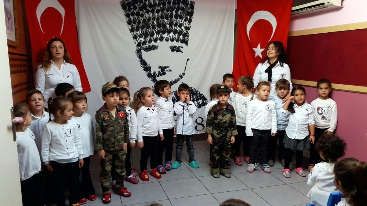 Minikler El İzleri ile Atatürk Portresi Yaptı