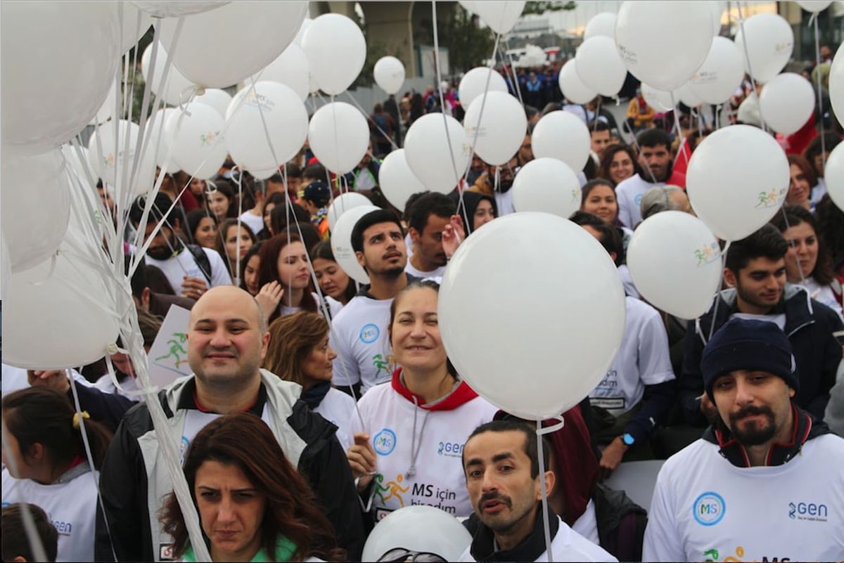 MS\'te Yürüme Güçlüğüne Karşı Omuz Omuza