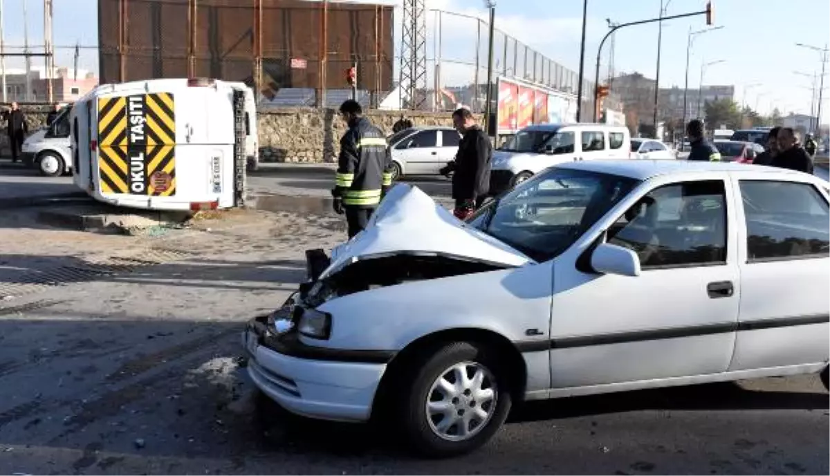 Okul Servis Minibüsü ile Otomobil Çarpıştı: 1 Yaralı