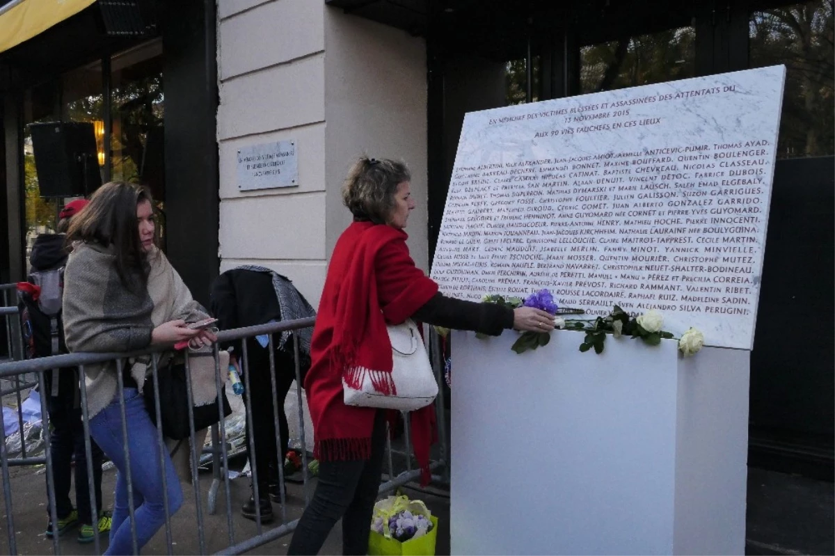 Paris\'te 13 Kasım 2015\'deki Terör Kurbanları Anıldı