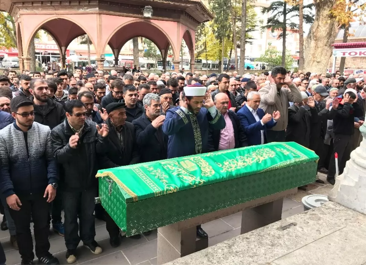 Sivas\'taki Motosiklet Kazasında Ölen Genç Tokat\'ta Toprağa Verildi