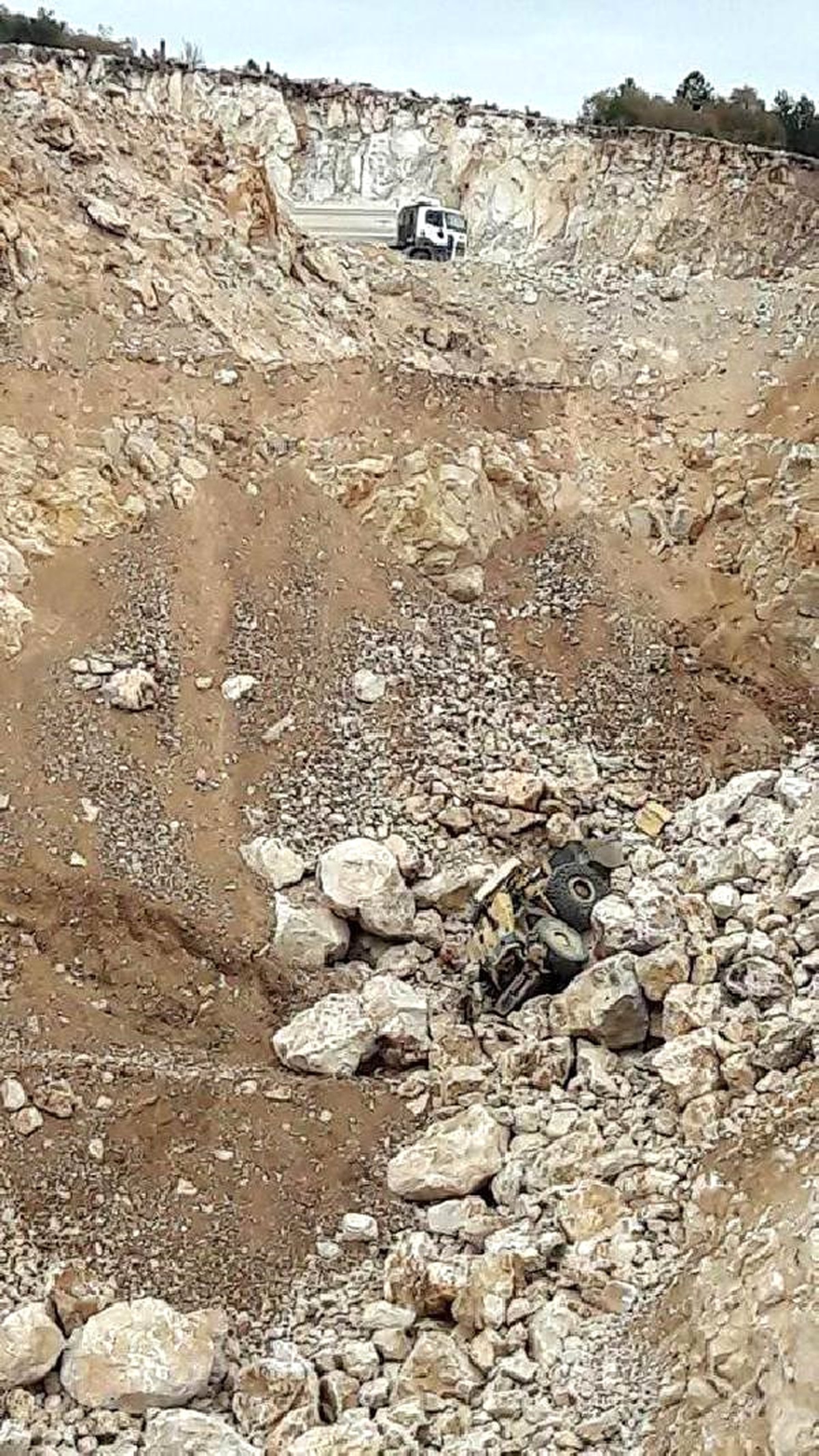 Taş Ocağında İş Makinesi Uçuruma Yuvralandı: 1 Ölü, 1 Yaralı